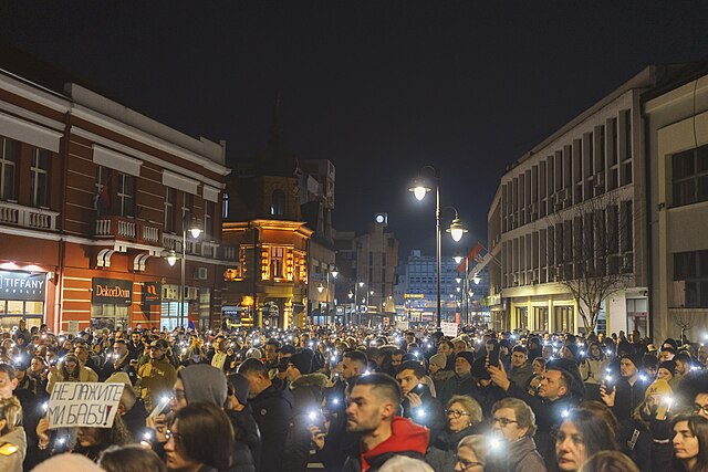 Čačak, Serbia - Februar 2025: Protestmarsch anlässlich des Todes von fünfzehn Menschen durch den Sturz eines Betonvordachs in Novi Sad. Die Menschen fordern, dass die Behörden die Verantwortung übernehmen. In allen Städten Serbiens finden Proteste statt.